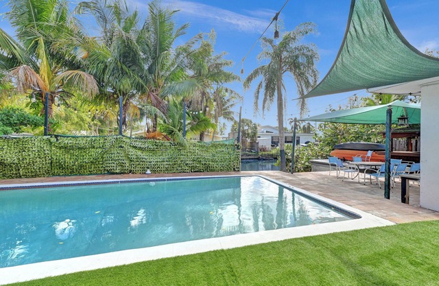 Waterfront huge Villa w/pool + tikibar + games