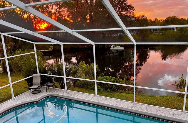 Waterfront/Kayak with Manatees/Heated Pool/Bikes/Firepit/Fish/close to Beaches