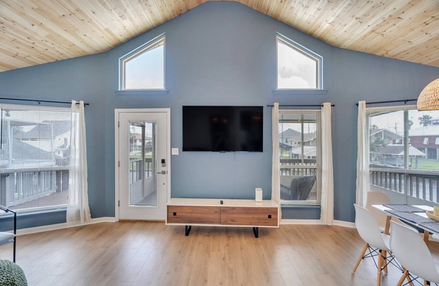 Waterfront, King Suite, Fully Stocked, Minutes from New Orleans, Pets Welcome