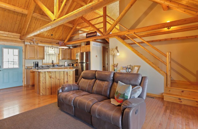 Waterfront Log Cabin Log Cabin | Waterfront | Family Friendly | Updated