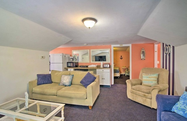 Waterfront Oasis, DOLPHINS, Deep Water Dock, Tiki Bar, Ocean Boating, Live Music