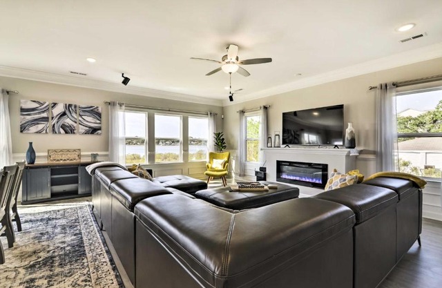 Waterfront Paradise with Deck about half Mi to Beach