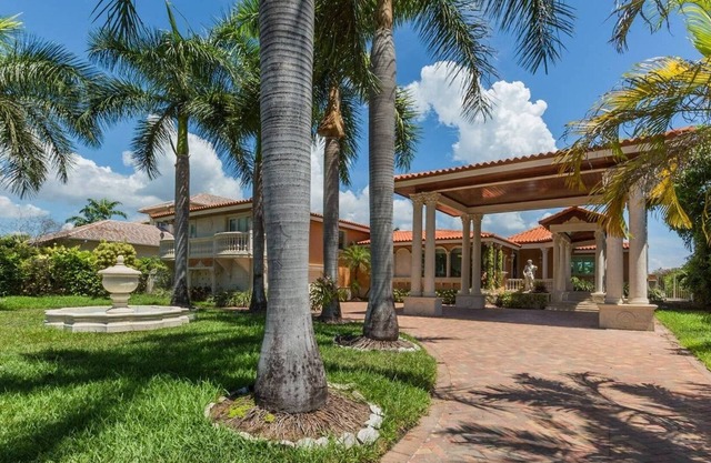 Waterfront paradise in private bay