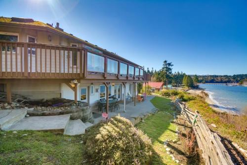 Waterfront PNW Escape with Deck and Beach Access!