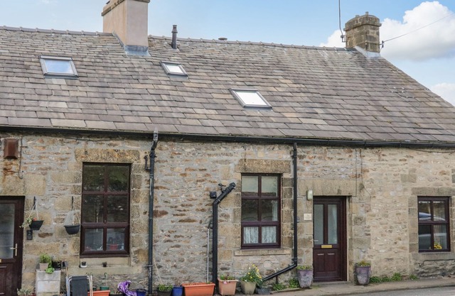 WATERSHED COTTAGE, pet friendly, with a garden in Settle