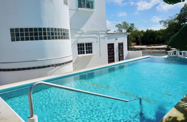 Waterside Sea View 2-BR Apt for 6 w Balcony & Pool