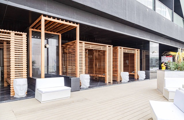 Waves - Chic Studio With Balcony Overlooking City Views