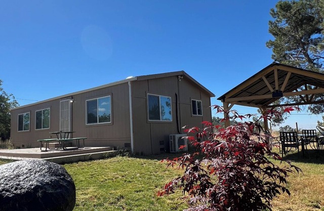 We are 35 min. From the entrance to KINGS CANYON & SEQUOIA NATIONAL PARK