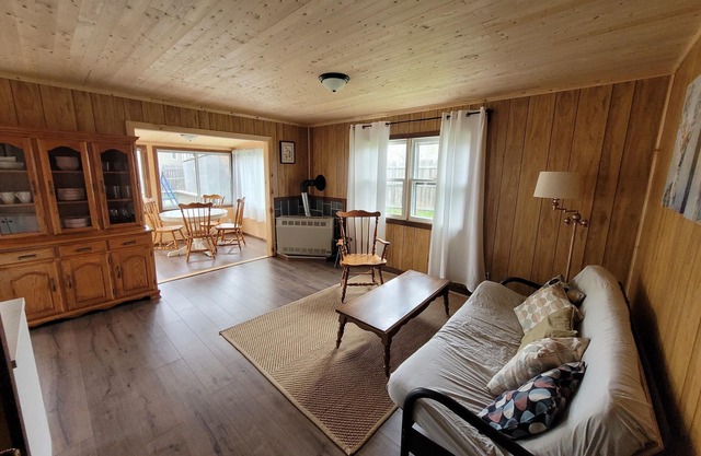 We Invite you to Enjoy Cozy Cottage on Howe Island