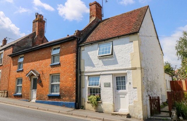 WEE COT, pet friendly, character holiday cottage in Brading