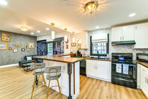 Weekend Getaway in Cornelius Walk to Dining!