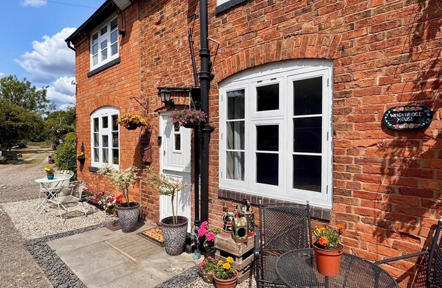 Weighbridge House – 4-Bedroom Canal-Side Cottage in Tardebigge
