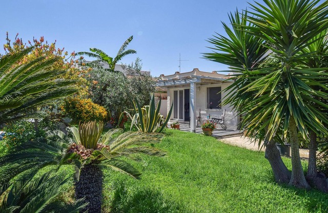 Welcome to this villa with garden, jacuzzi and close to the beach.