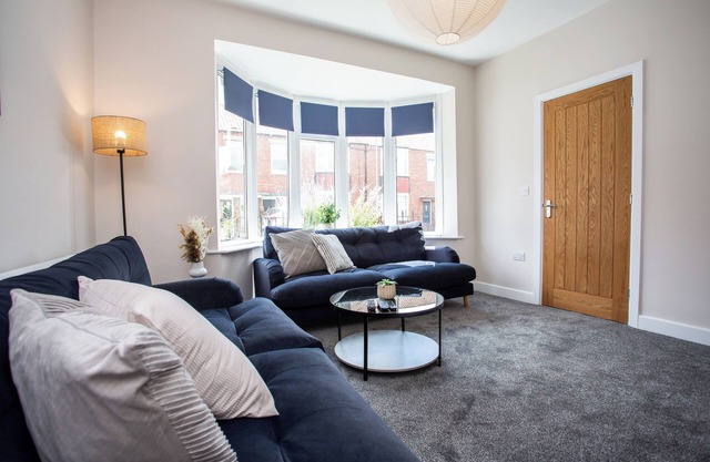 Welcome to Haughton Terrace, a spacious and stylish home in Blyth, perfect for families or groups of up to 9 guests. Enjoy modern comforts, 5 cozy bedrooms, 2 bathrooms, and easy access to the coast and local amenities.