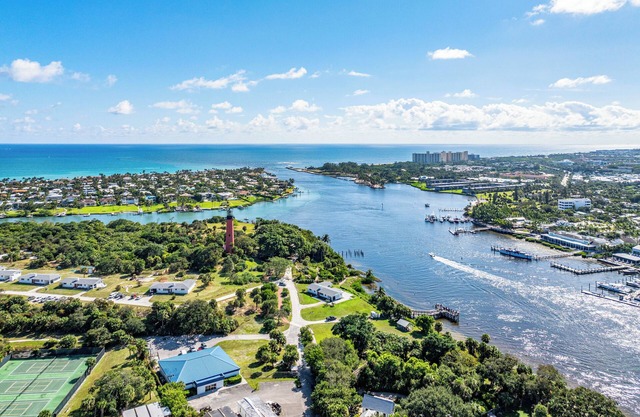 Welcome to Manatee Inn, a charming and cozy getaway located in Jupiter,Fl