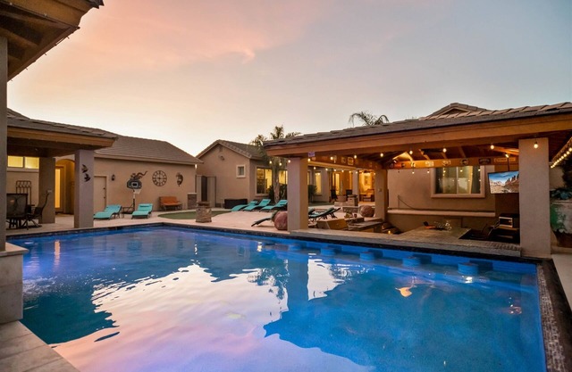 Welcome to Paradise | Pool Table, Swim Up Bar, Htd Pool, Hot Tub, Casita!