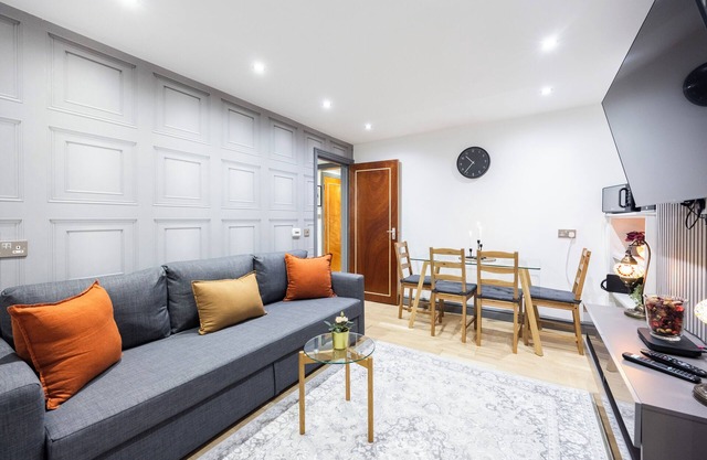 Welcome to Plotseeker’s 3 Bedroom Apartment by River Thames
