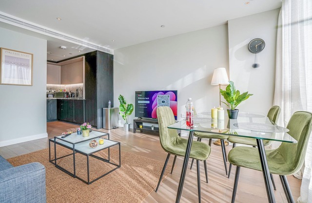 Welcome to Plotseeker’s Bright & cosy 1-bed flat in vibrant Vauxhall with A/C, private balcony & space for 4. Walk to Vauxhall & Oval stations—reach Big Ben & London Eye in 10 mins.