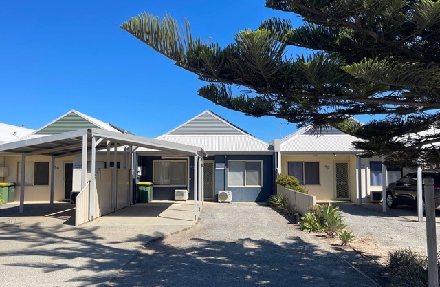 Welcome to Sandpiper Escape (Unit 47 Seafront Estate), located within a stunning complex right in th