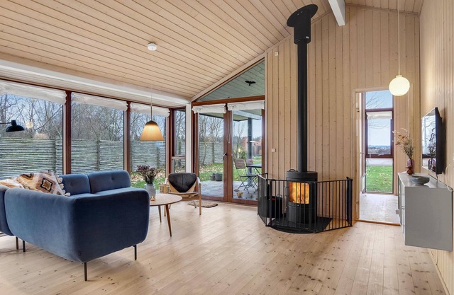 Welcome to this well-maintained, bright and welcoming cottage, beautifully furnished in a modern sty