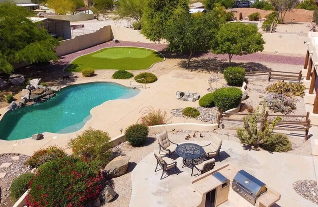 Welcome World Series Fans! Private Pool! Golf!