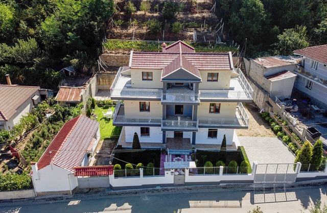 Welcoming 5-bedroom villa in Maliq