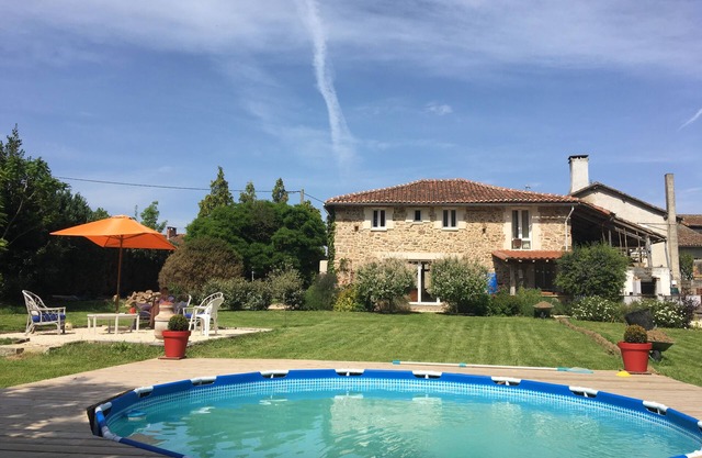 Well maintained large country house with spacious garden and splash pool.