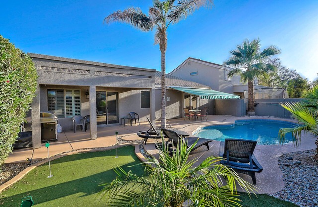 West Valley Delight! 4 Bedroom, Avondale area w/Pool, Putting Green, Near 1-10