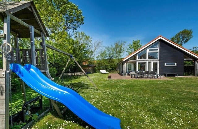 Westerduyn 5 family villa with large garden and play area