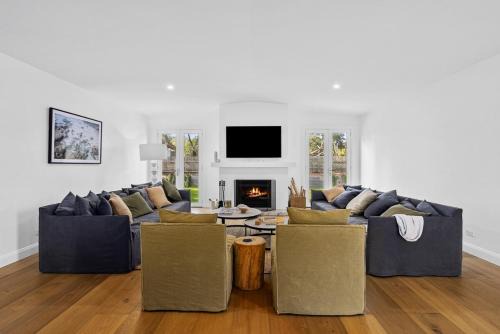 Westhaven Walk to Beach Shop Pool Spa Open Fire