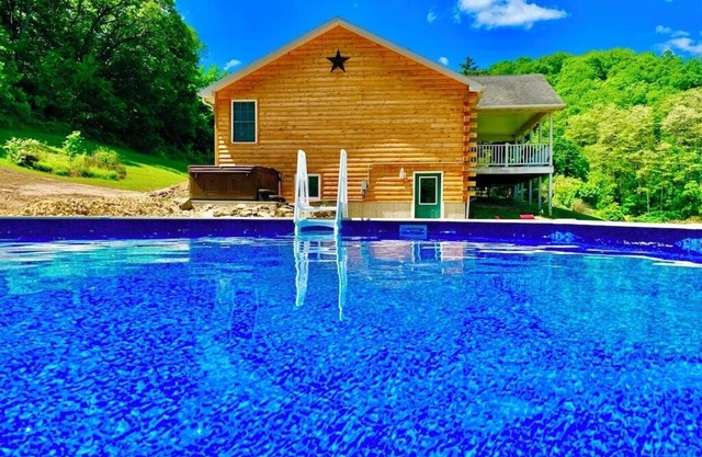 Wexford Hollow. 6 Bedroom Cabin W/Pool & Hot Tub