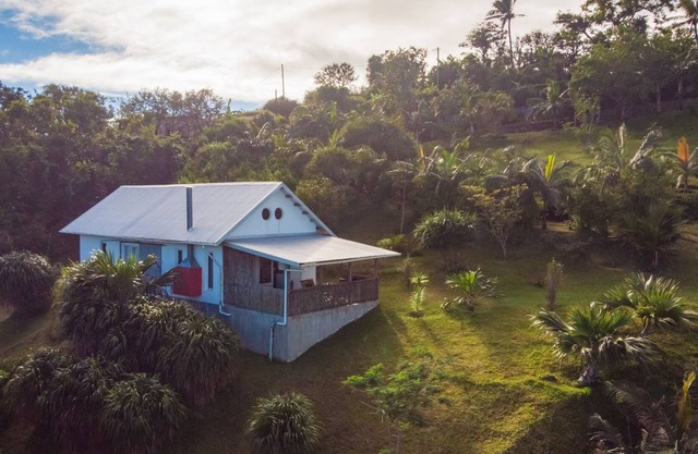 whale refuge - charming house, open view