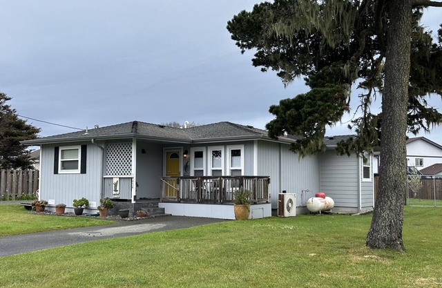 Whale Watch Cottage 1 block from beach