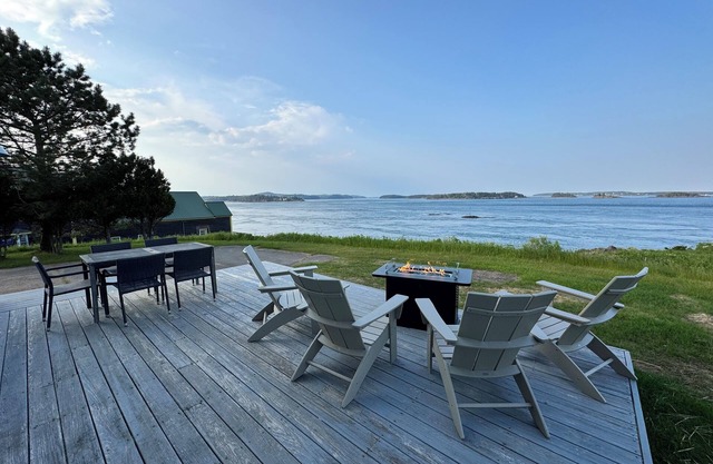 Whale Watching from the Deck/Fully Renovated by May 2025/All new furnishings