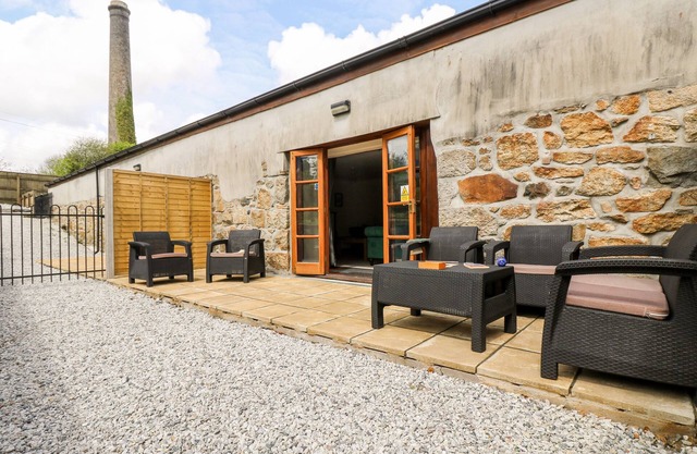 WHEAL PROSPER@THE WEST DRY, pet friendly, with a garden in St Austell