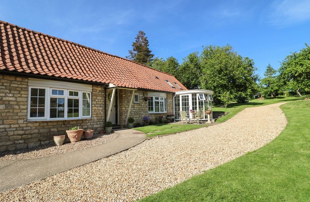 WHEELWRIGHTS COTTAGE, romantic, with pool in Corby Glen
