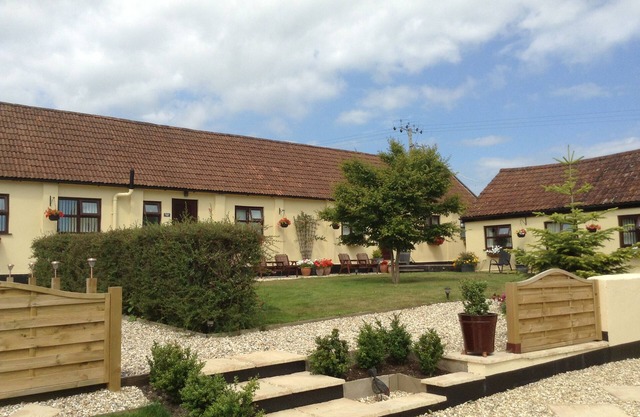 WHIMPLE COTTAGE, pet friendly, with pool in Ottery St Mary