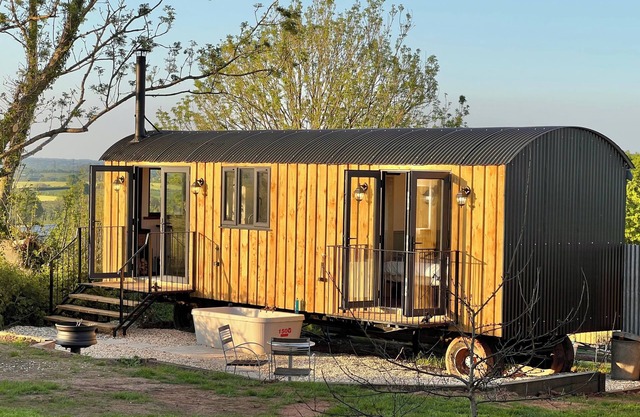 Whimple Shepherd Hut, Sleeps 2, Wood Fire & Garden