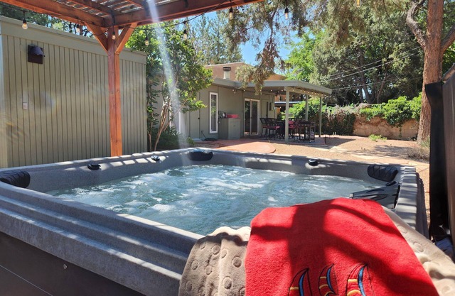 Whimsy Woods Retreat/3 beds/Very Private