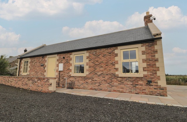 WHINNY COTTAGE, with pool in Embleton