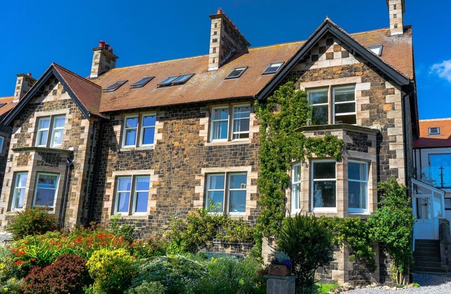 WHINSTONES AT 4 THE VILLAS, pet friendly, with open fire in Embleton