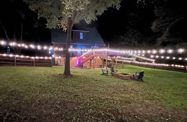 Whisper Chalet w/exterior jacuzzi , fire pit, fenced in outdoor space, privacy, free onsite parking