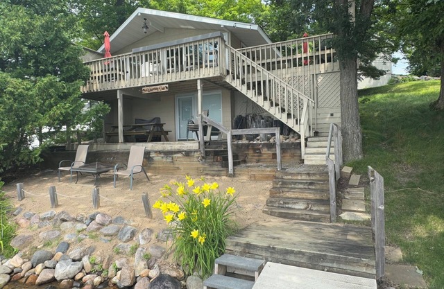Whispering Oaks on West Lake Sylvia