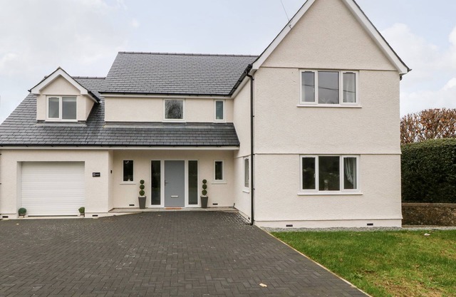 WHITE BULL HOUSE, family friendly, with a garden in Amlwch