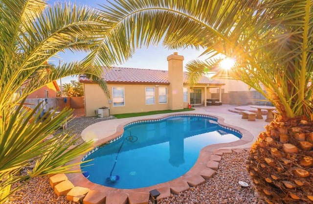 White House: Modern 5BR w Shimmering Pool & Spa