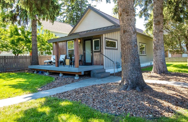 Whitefish Downtown Cottage on the River Trail with views of Big Mountain
