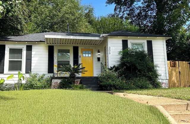 Whole 3 Bedroom Cottage + Yard Near Medical District & Downtown Tyler