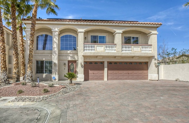 Whole home,pool/spa great location and 15m to Vegas strip, hike,golf,attractions