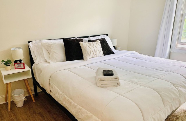 Whole Place 6 Bedroom 4 Bath - Sleeps 14 - 10m airport chs - C