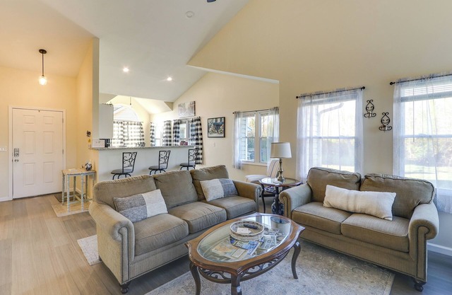 Wichita Townhome w/Patio: 9 Mi to Downtown!
